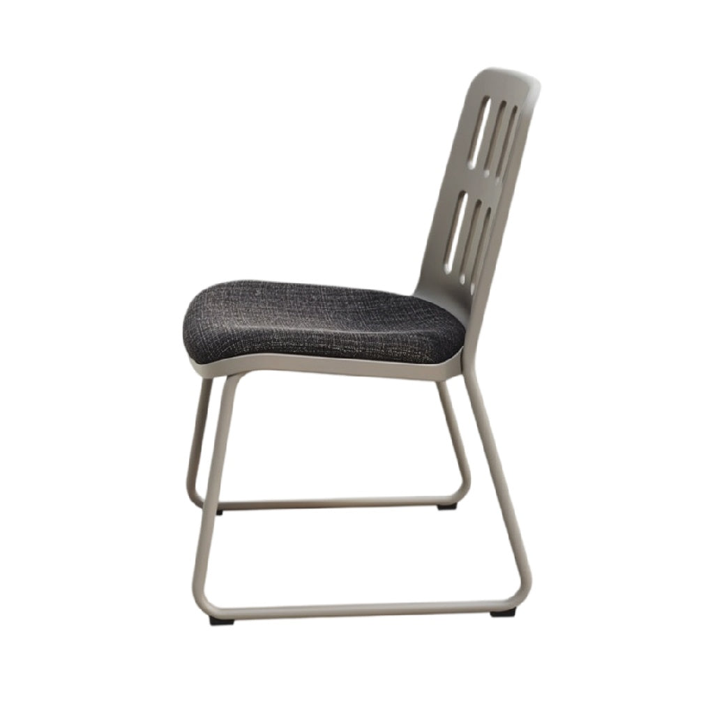 **Technische titel in het Nederlands: Minimalistische metalen stoel met stoffen zitting**